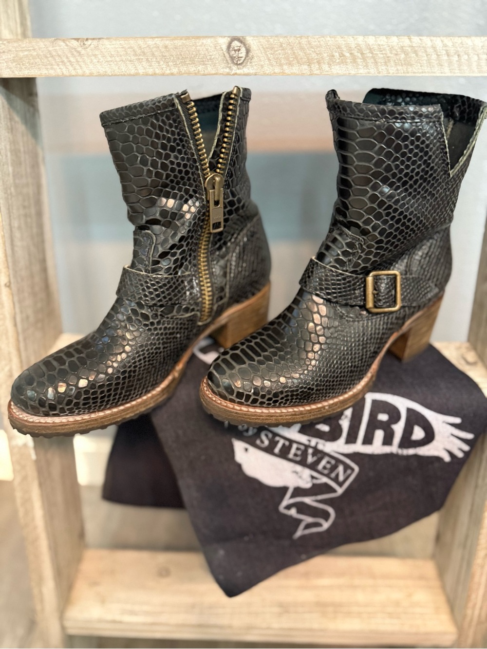 Freebird Carlito in black croc size 7, like new , worn only a few times .